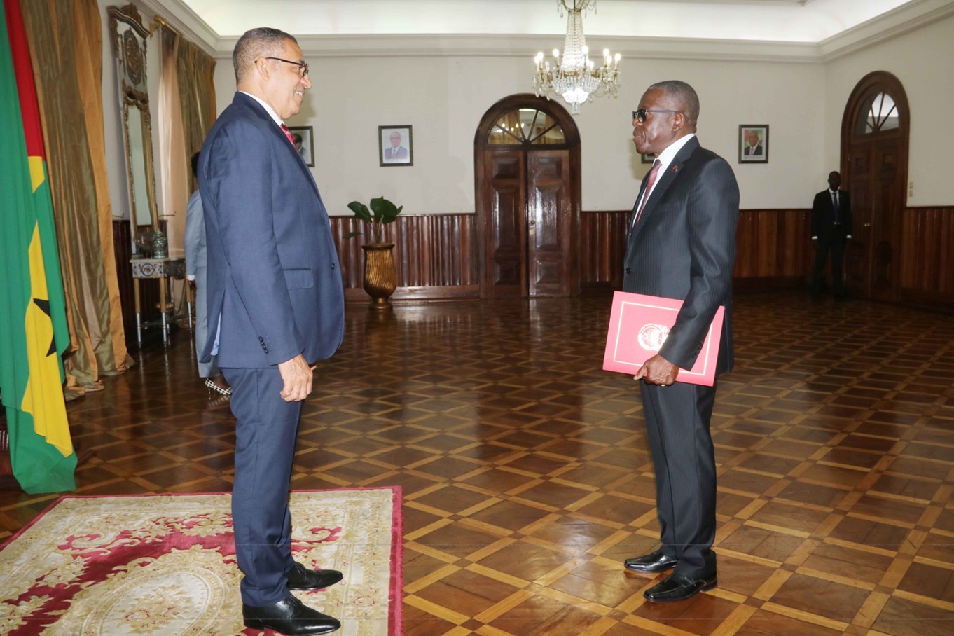 Entrega das Cartas Credenciais de S/Excia. Embaixador Fidelino Peliganga à S/Excia Presidente da República Democrática de São Tomé e Príncipe, Carlos Manuel Vila Nova