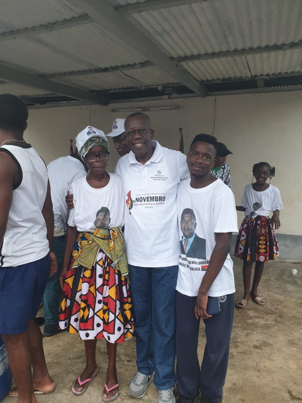 S/Excia Embaixador da República de Angola na República Democrática Angola visita as comunidades angolanas e seus descendentes.       
